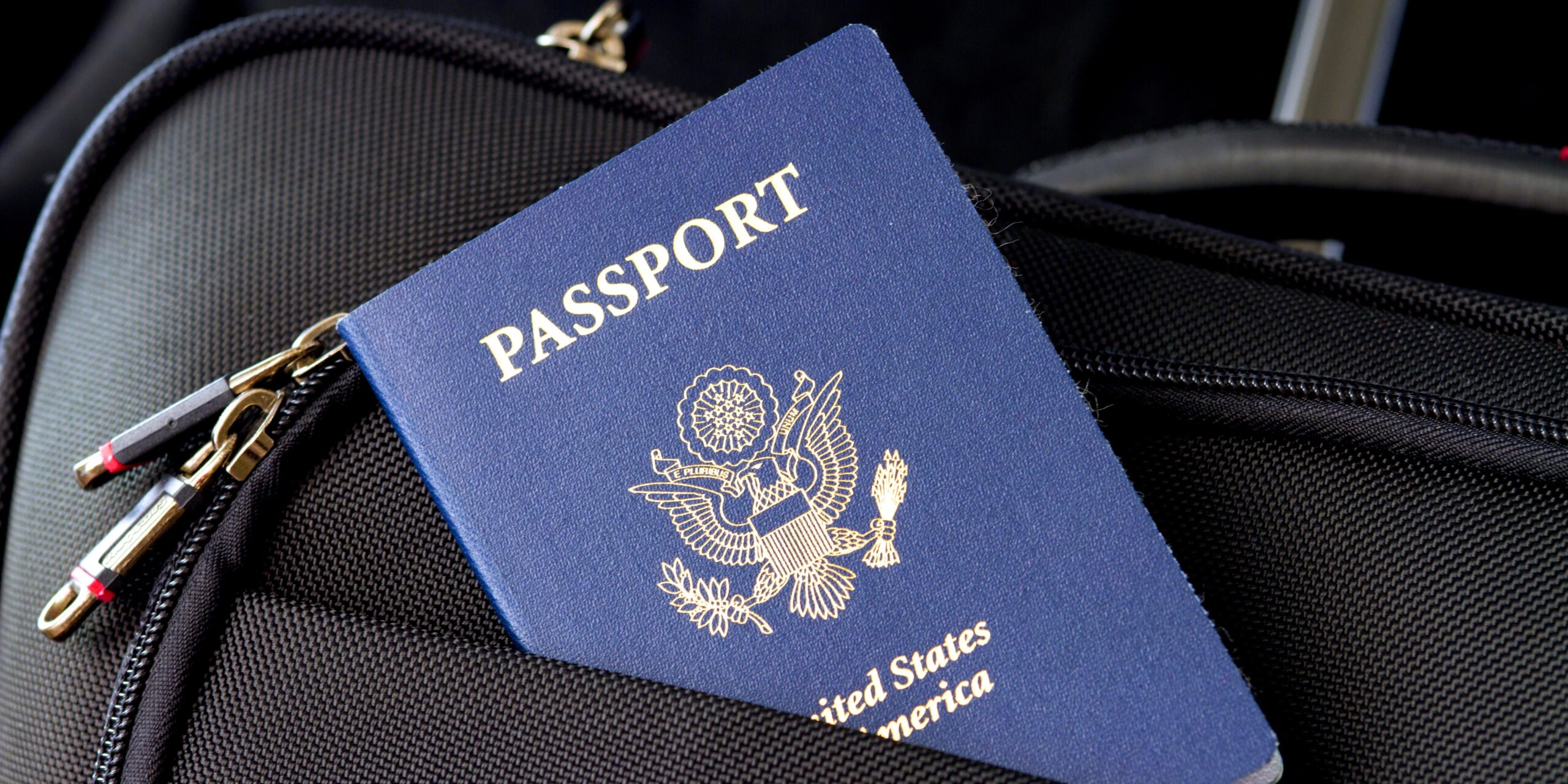 Γιατί δεν πρέπει ποτέ να βάζετε το διαβατήριό σας στη χειραποσκευή σας;