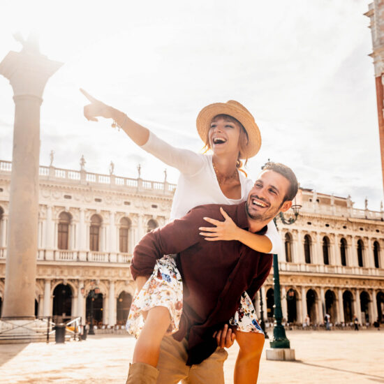 του Μιλάνου, είναι ένα από τα πιο γνωστά θέατρα όπερας του κόσμου και πήρε το όνομα της από την εκκλησία που βρισκόταν στην ίδια θέση, την Αγία Μαρία della Scala. Στη συνέχεια, μεταφορά στο αεροδρόμιο του Μιλάνου για την πτήση επιστροφής μας στην Αθήνα.