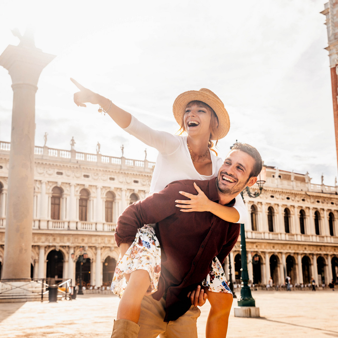 του Μιλάνου, είναι ένα από τα πιο γνωστά θέατρα όπερας του κόσμου και πήρε το όνομα της από την εκκλησία που βρισκόταν στην ίδια θέση, την Αγία Μαρία della Scala. Στη συνέχεια, μεταφορά στο αεροδρόμιο του Μιλάνου για την πτήση επιστροφής μας στην Αθήνα.