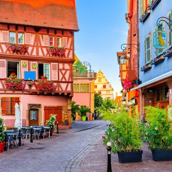 νακαλύψτε τα παραμυθένια χωριά της Αλσατίας, όπως Eguisheim, Riquewihr και Kaysersberg. Ζήστε ένα ρομαντικό ταξίδι γεμάτο χρώματα, κρασιά και εικόνες καρτ ποστάλ.