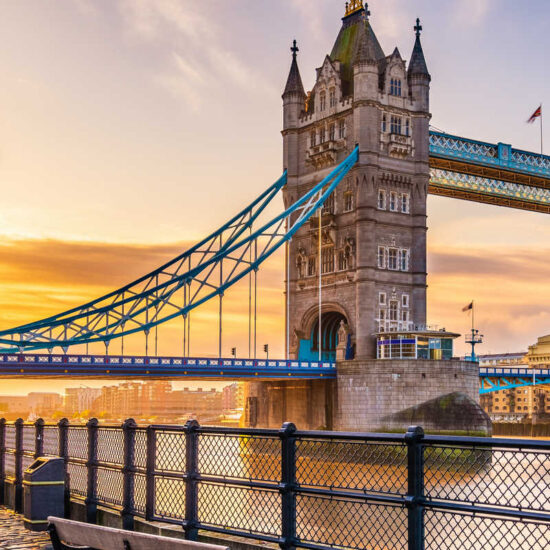 Το Λονδίνο δεν είναι απλώς ένα αξιοθέατο που θα φωτογραφίσεις. Είναι μια πόλη που σε καλεί να περπατήσεις, να μυρίσεις, να δοκιμάσεις και να χαθείς. Κάθε γειτονιά έχει τη δική της ιστορία, και κάθε στιγμή σε φέρνει πιο κοντά στην καρδιά αυτής της μαγικής μητρόπολης.