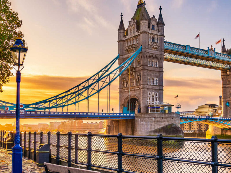 Το Λονδίνο δεν είναι απλώς ένα αξιοθέατο που θα φωτογραφίσεις. Είναι μια πόλη που σε καλεί να περπατήσεις, να μυρίσεις, να δοκιμάσεις και να χαθείς. Κάθε γειτονιά έχει τη δική της ιστορία, και κάθε στιγμή σε φέρνει πιο κοντά στην καρδιά αυτής της μαγικής μητρόπολης.