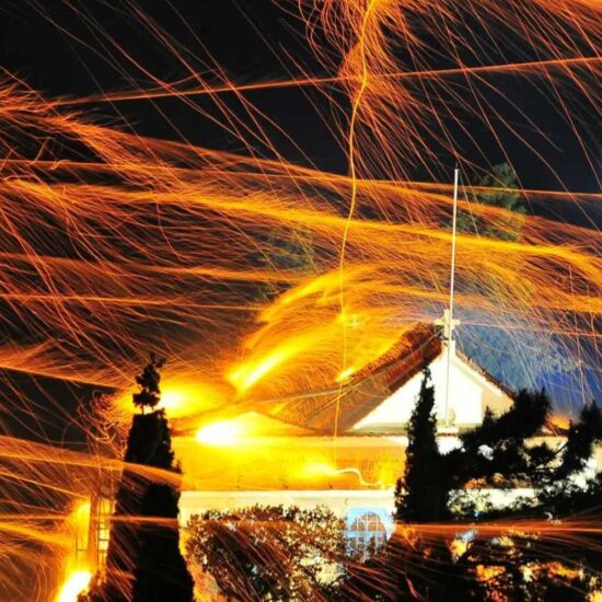 Πάσχα στη Χίο: Εκεί που η Παράδοση Γίνεται Θέαμα